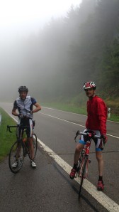 Simon & Ian på en dimmig bergstopp i Blackforest